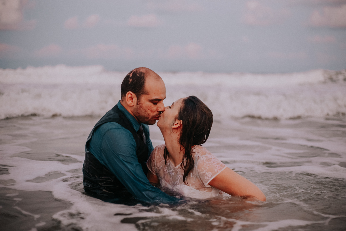 casal se beijando na praia
