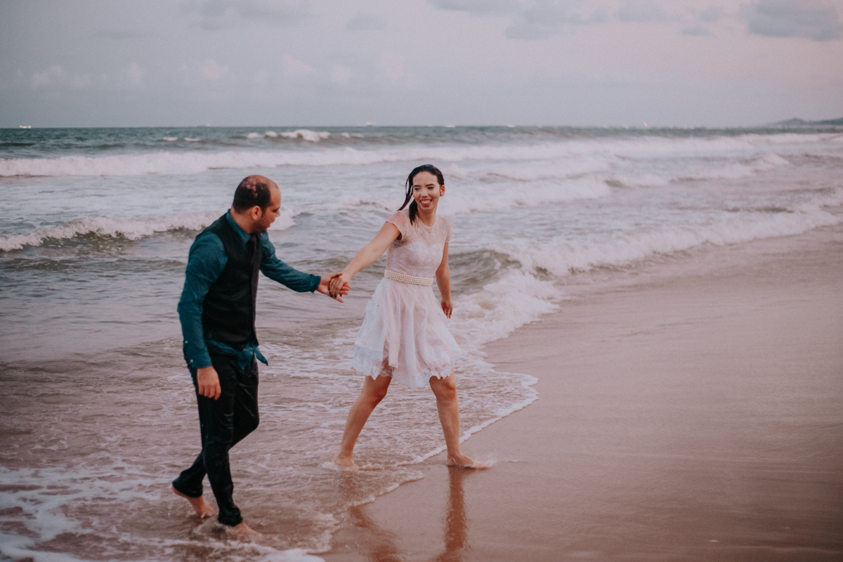 casal de mãos dadas na praia