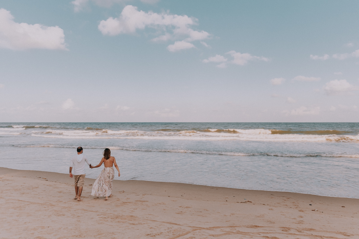 casal andando na praia
