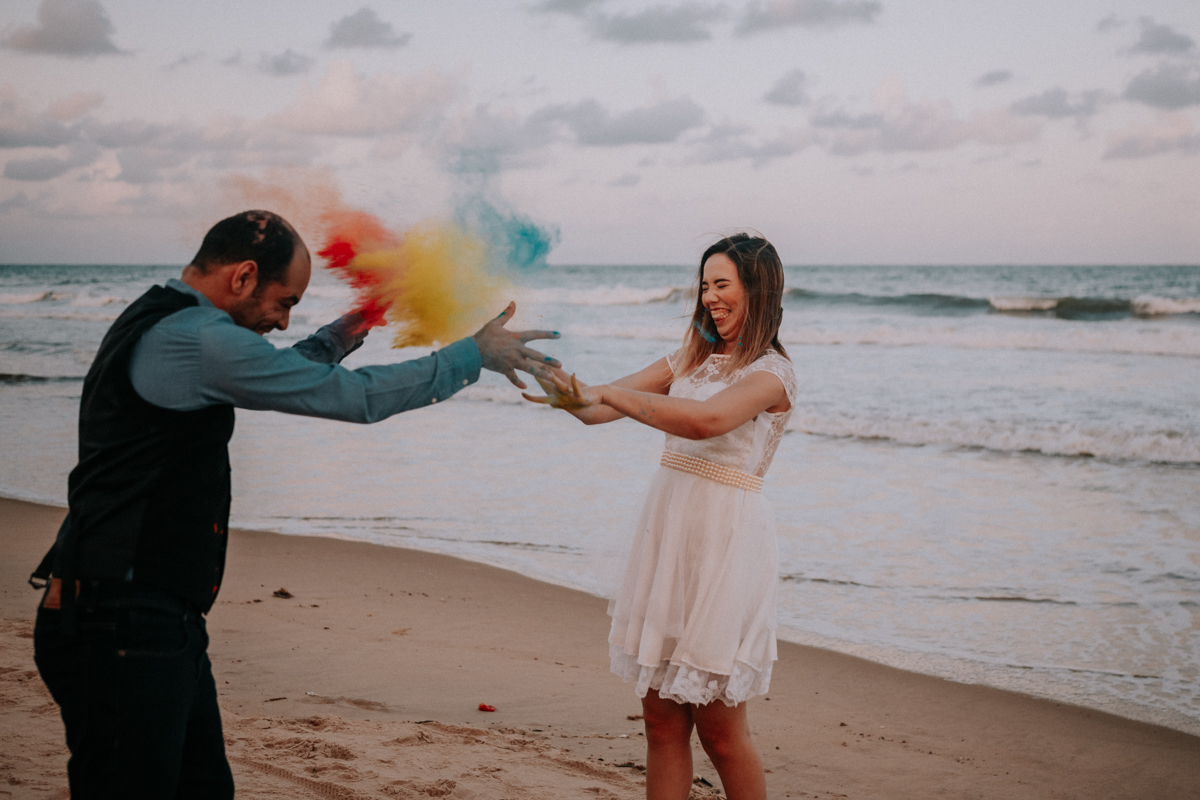 casal jogando tinta em pó