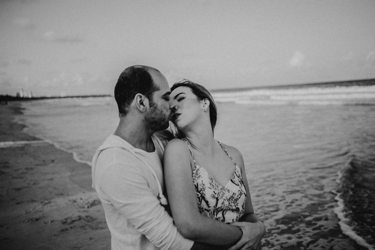 casal se beijando na praia