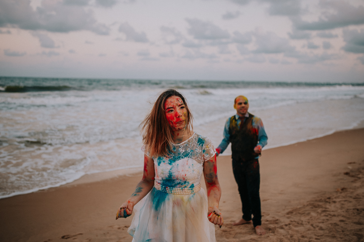 casal colorido na praia