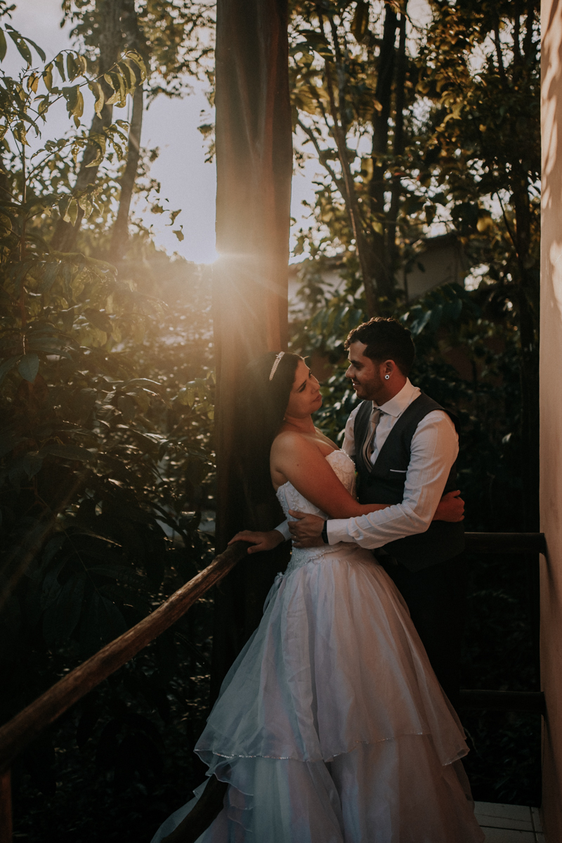 Casal se olhando no por do sol