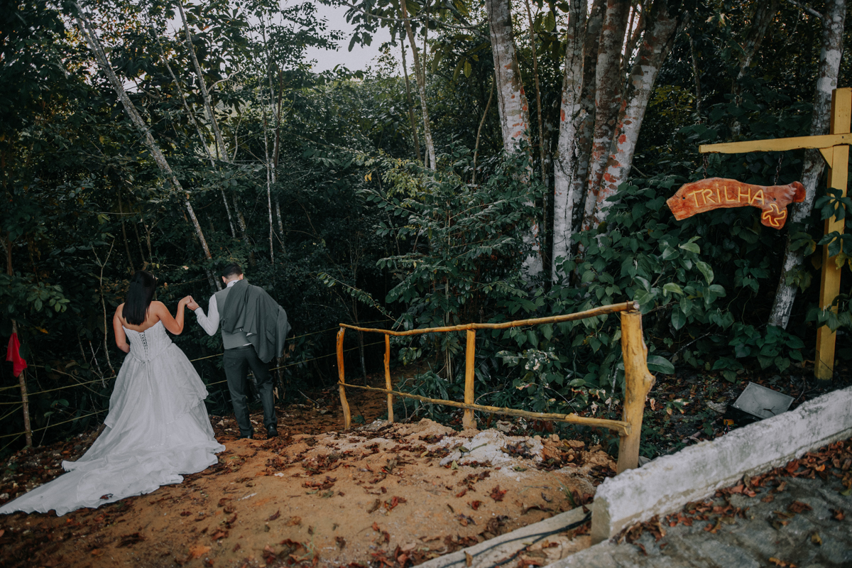 Casal em trilha