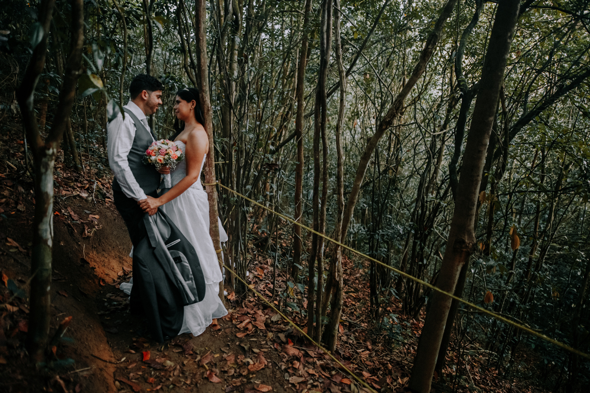 Casal no bosque