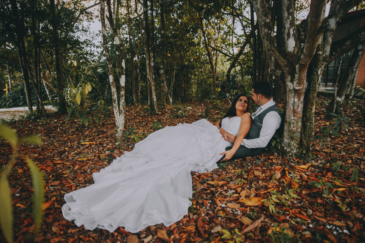 Casamento noivos deitados no chão