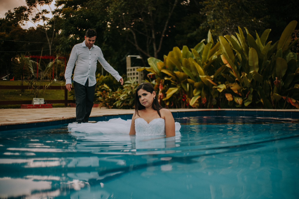 Noivos na piscina