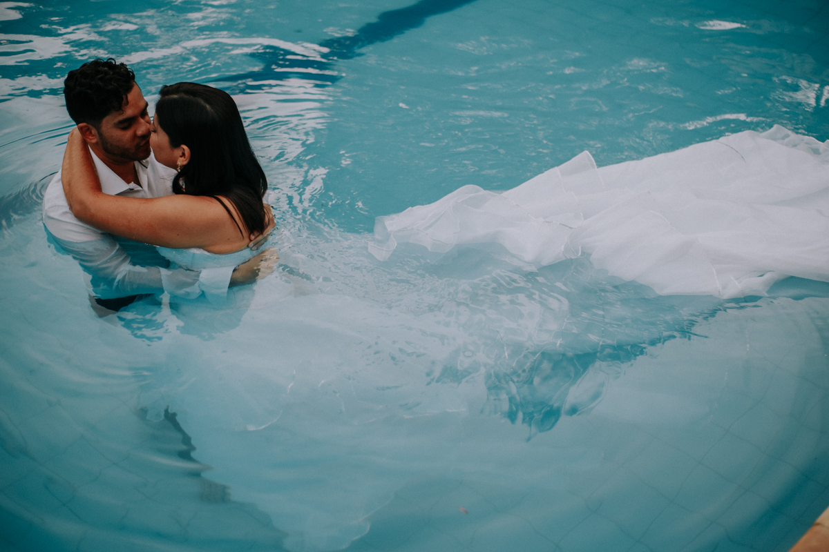 Noivos se beijando na piscina