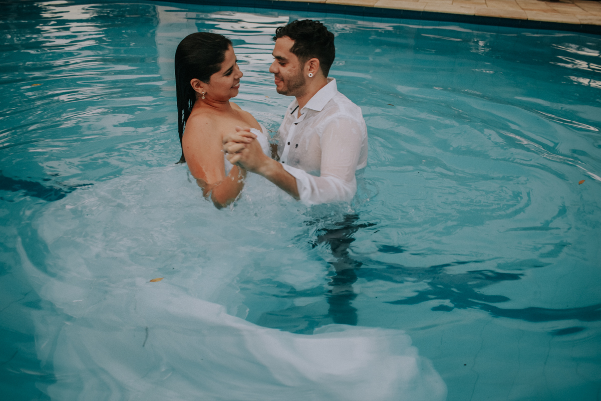 Noivos dançando na piscina