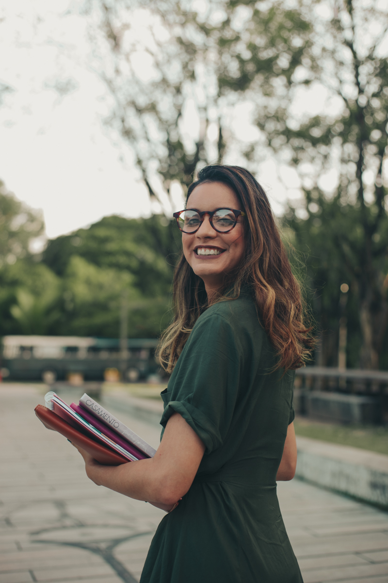 mulher sorrindo com livros
