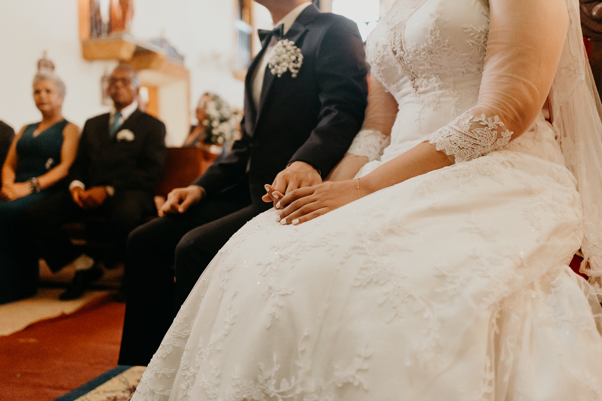 noivos sentados no altar