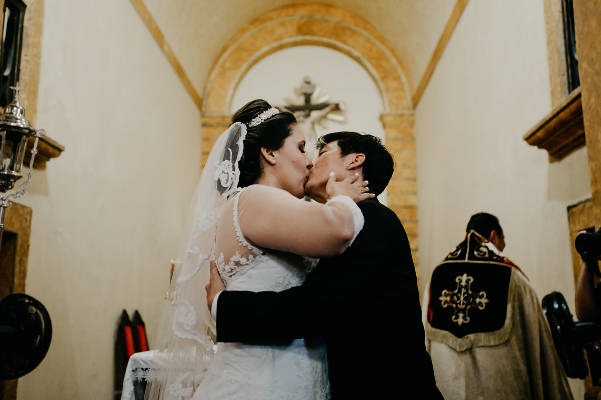 noivos se beijando