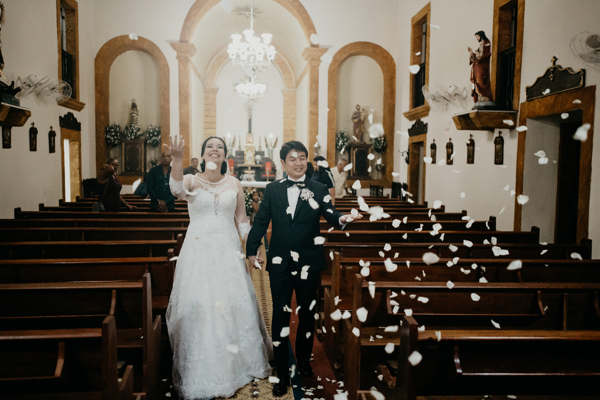 saída dos noivos da igreja