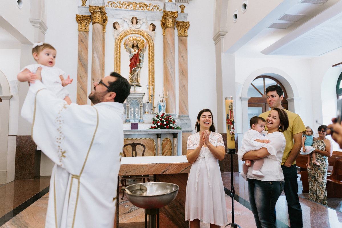 bebê levantado pelo padre