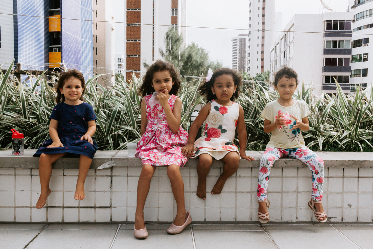 crianças sentadas
