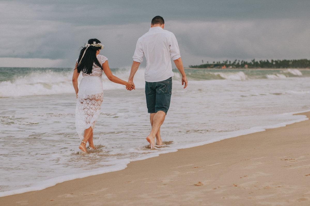 casal caminhando na praia