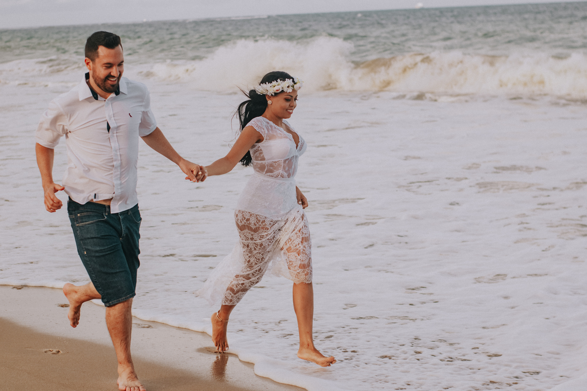 casal correndo na praia