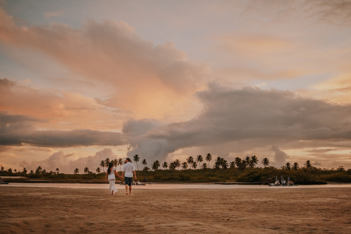casal na praia por do sol