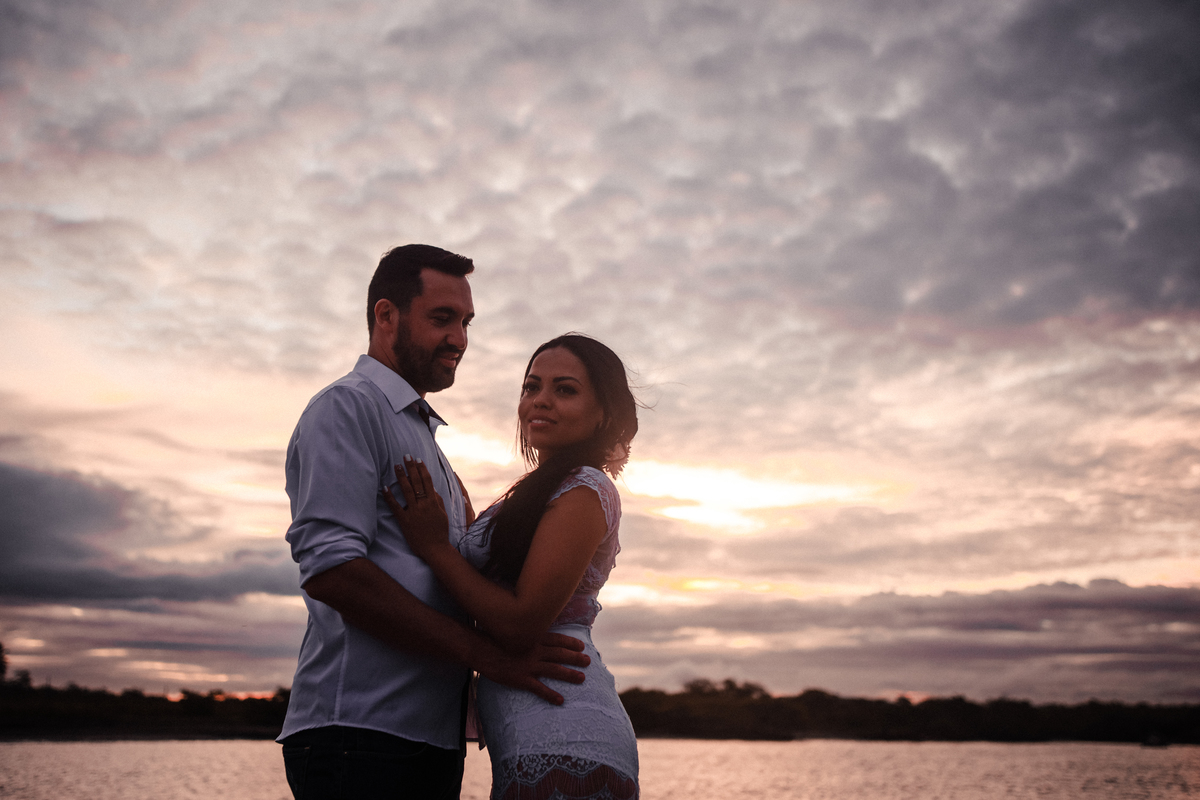 casal em por do sol na praia