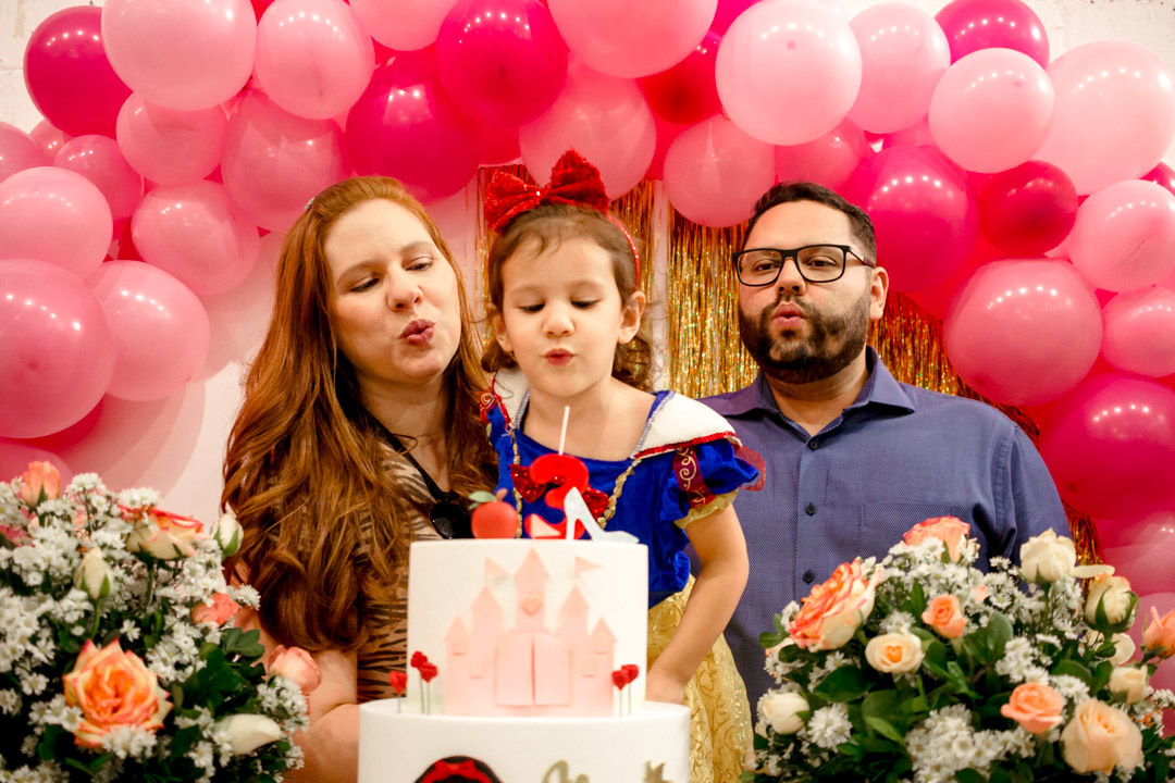 família assoprando a vela