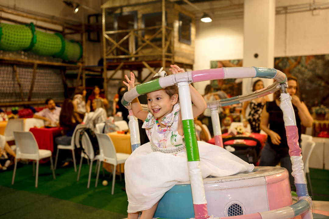 menina brincando gamebox