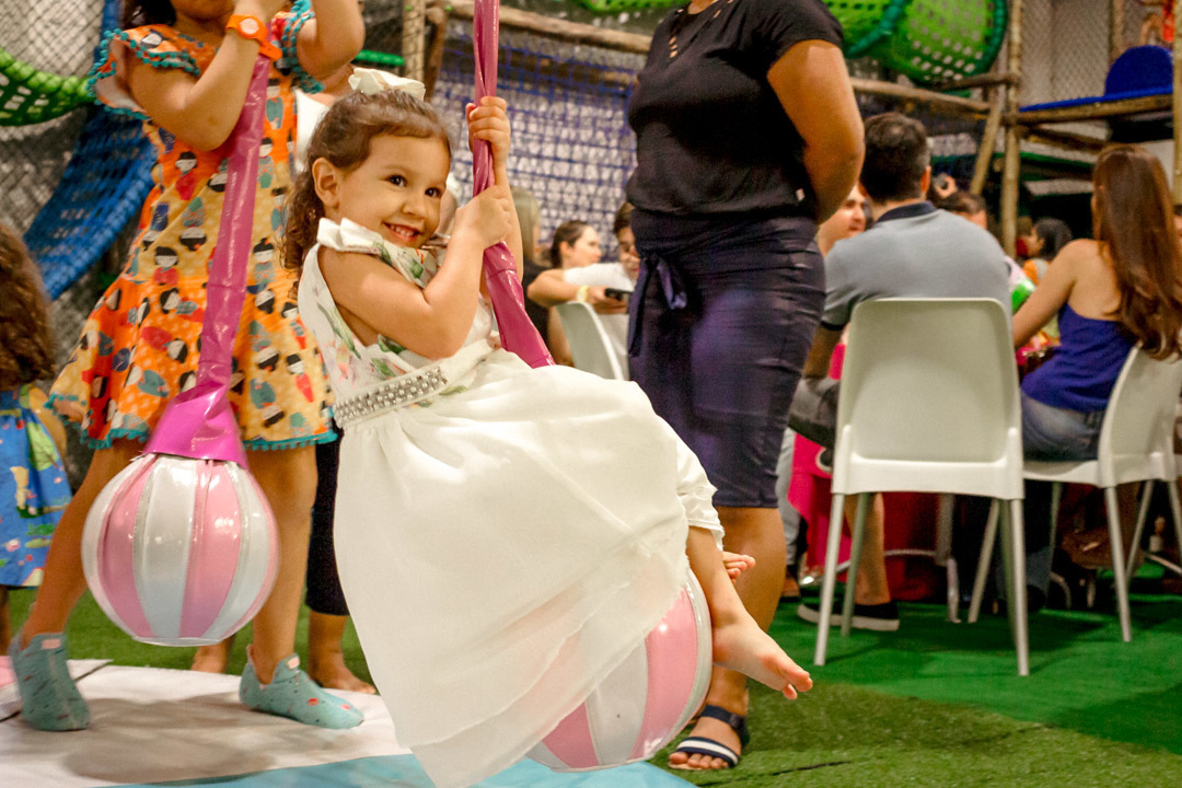 menina brincando 