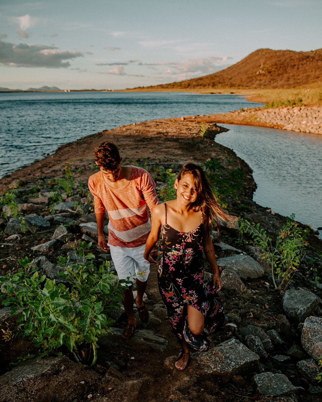 Ensaio casal por do sol golden hour raios de sol transposição do rio são francisco