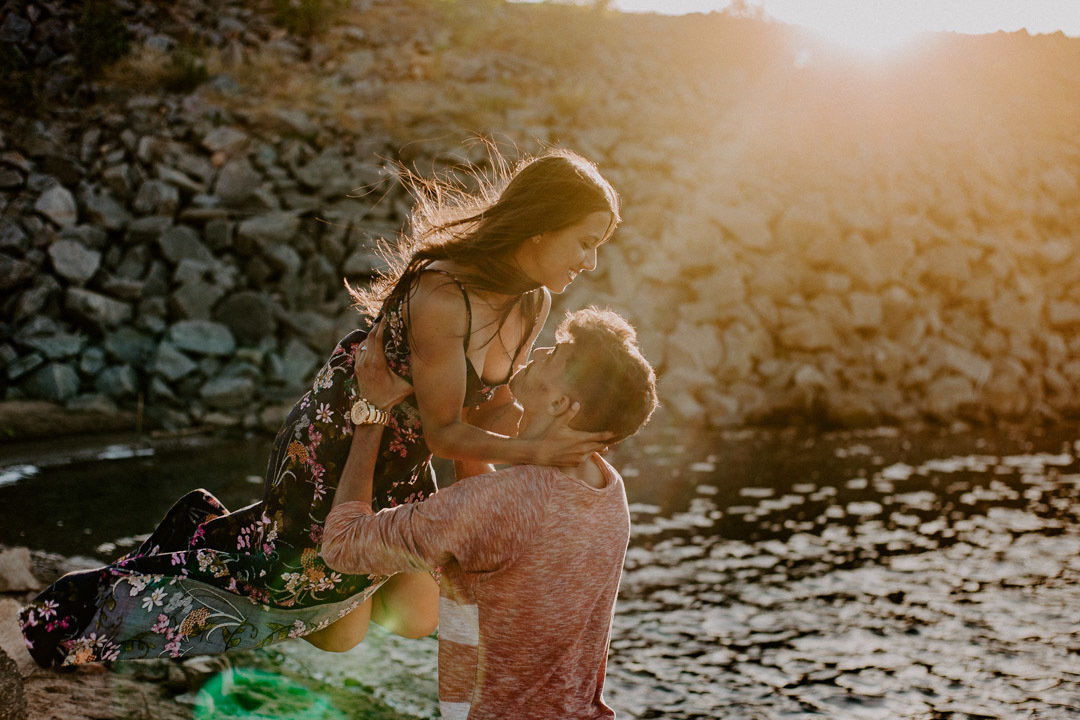 Ensaio casal por do sol golden hour flare raios de sol