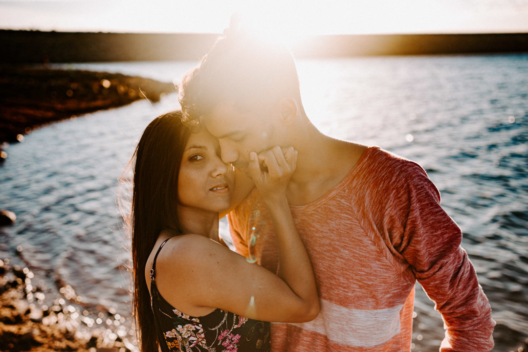 Ensaio casal por do sol golden hour flare raios de sol