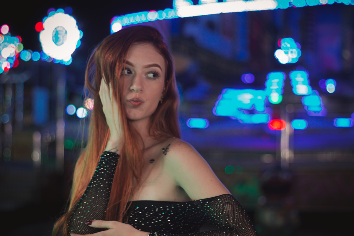 Ensaio fotográfico no bairro Guilhermina em Praia Grande, SP, à noite em um parque de diversões;