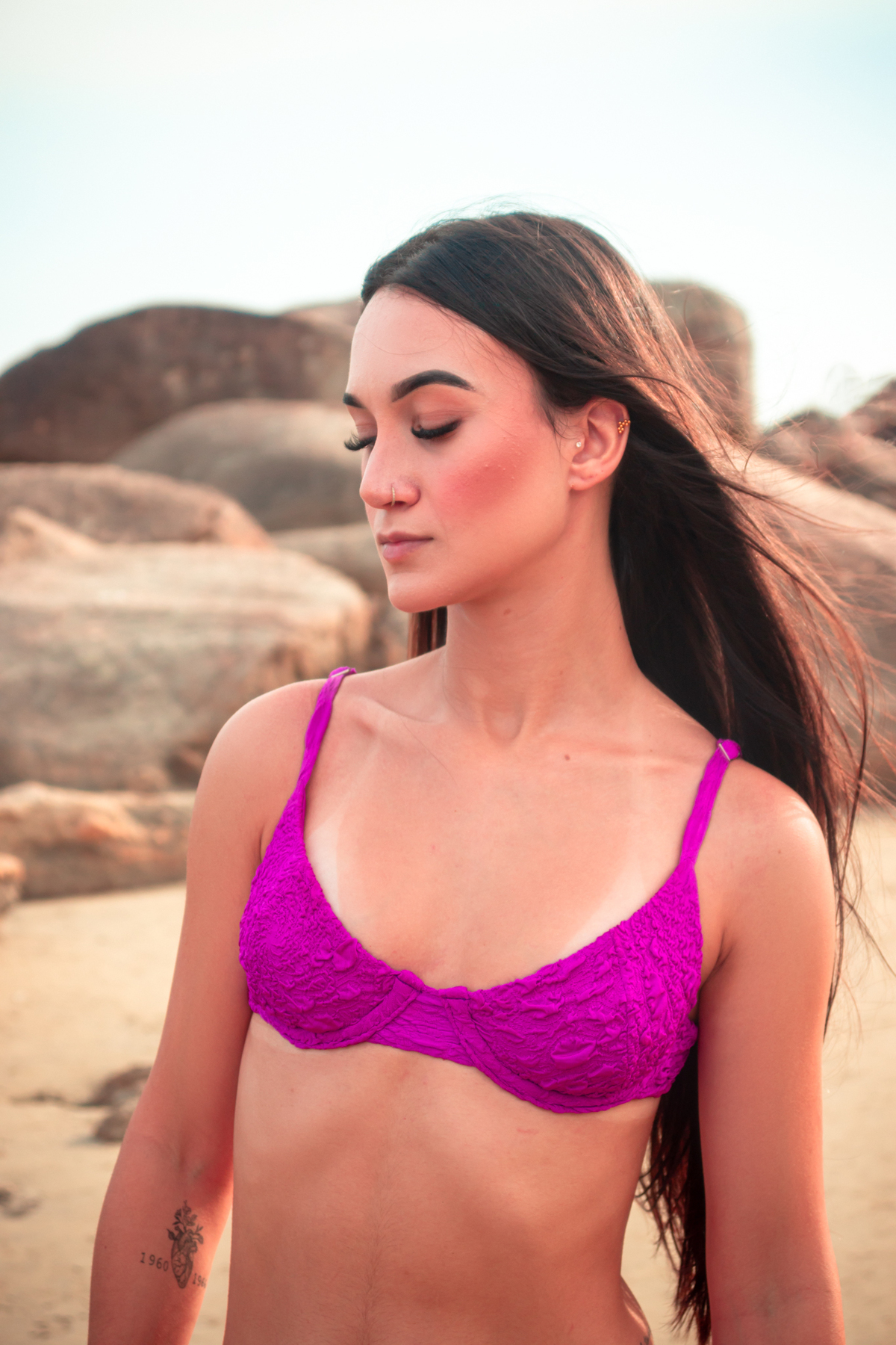 Ensaio feminino sensual na natureza em Praia dos Sonhos, Itanhaém - SP, litoral sul de São Paulo, por fotógrafo profissional Fernando Freire, especialista em Onlyfans e Privacy. Mulher de bikini na praia em fotografia sensual natural.