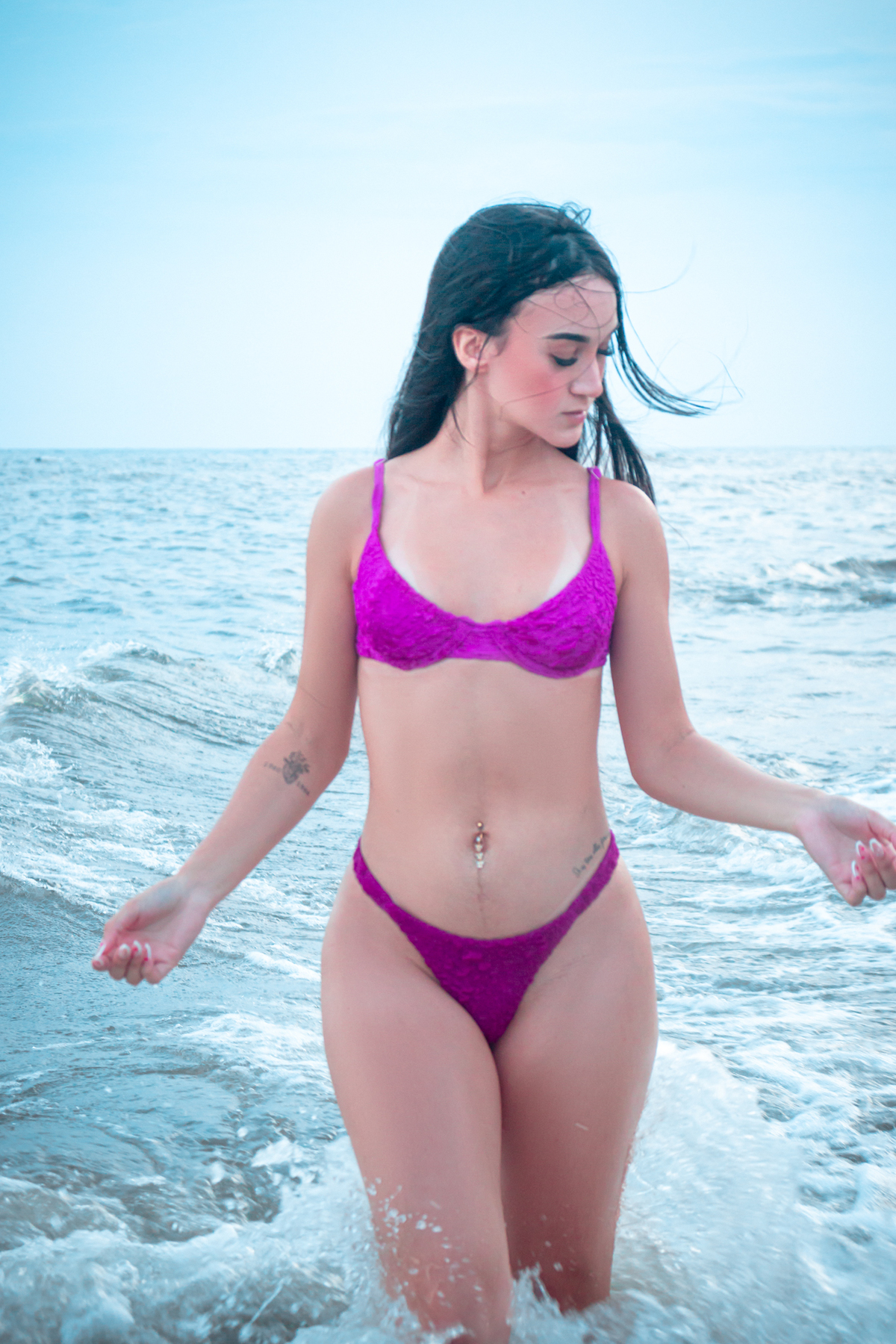 Ensaio feminino sensual na natureza em Praia dos Sonhos, Itanhaém - SP, litoral sul de São Paulo, por fotógrafo profissional Fernando Freire, especialista em Onlyfans e Privacy. Mulher de bikini na praia em fotografia sensual natural.