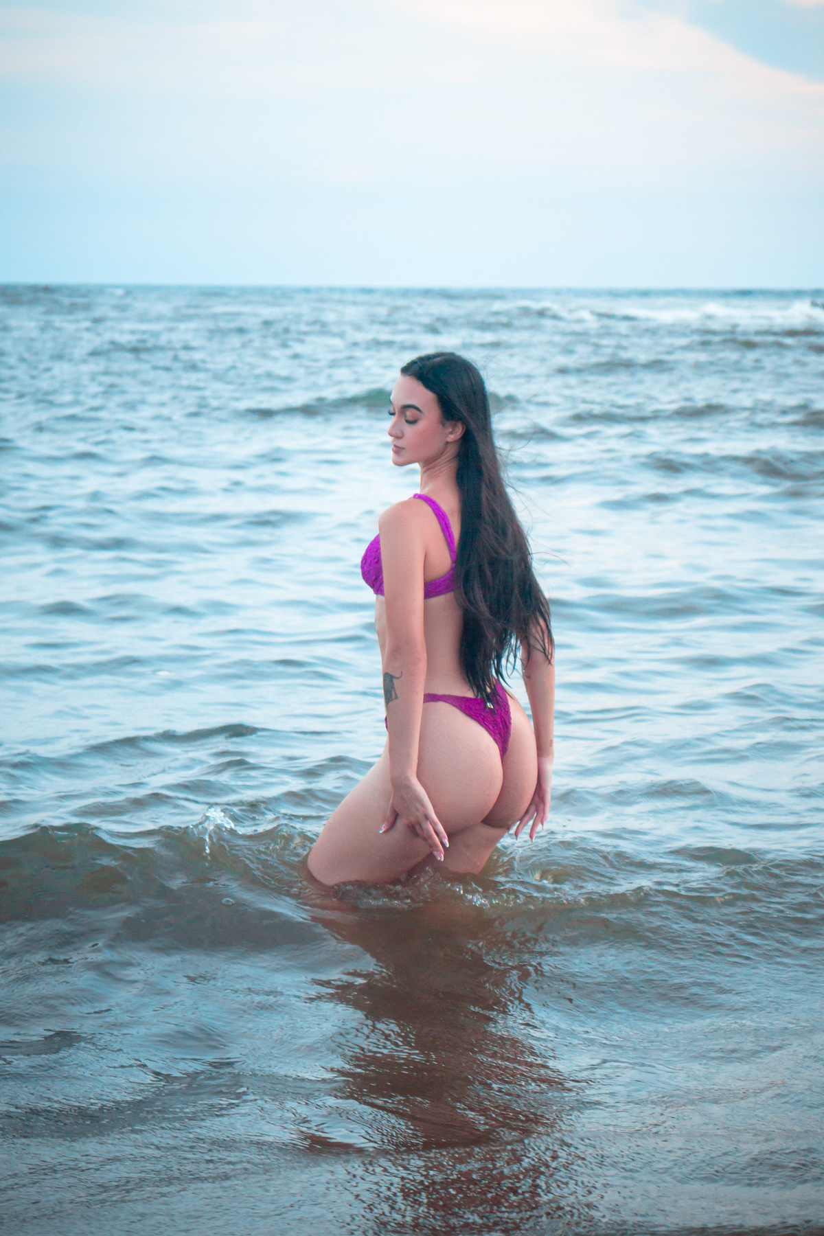 Ensaio feminino sensual na natureza em Praia dos Sonhos, Itanhaém - SP, litoral sul de São Paulo, por fotógrafo profissional Fernando Freire, especialista em Onlyfans e Privacy. Mulher de bikini na praia em fotografia sensual natural.