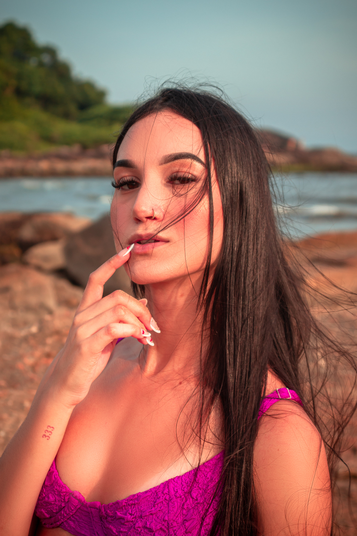 Ensaio feminino sensual na natureza em Praia dos Sonhos, Itanhaém - SP, litoral sul de São Paulo, por fotógrafo profissional Fernando Freire, especialista em Onlyfans e Privacy. Mulher de bikini na praia em fotografia sensual natural.