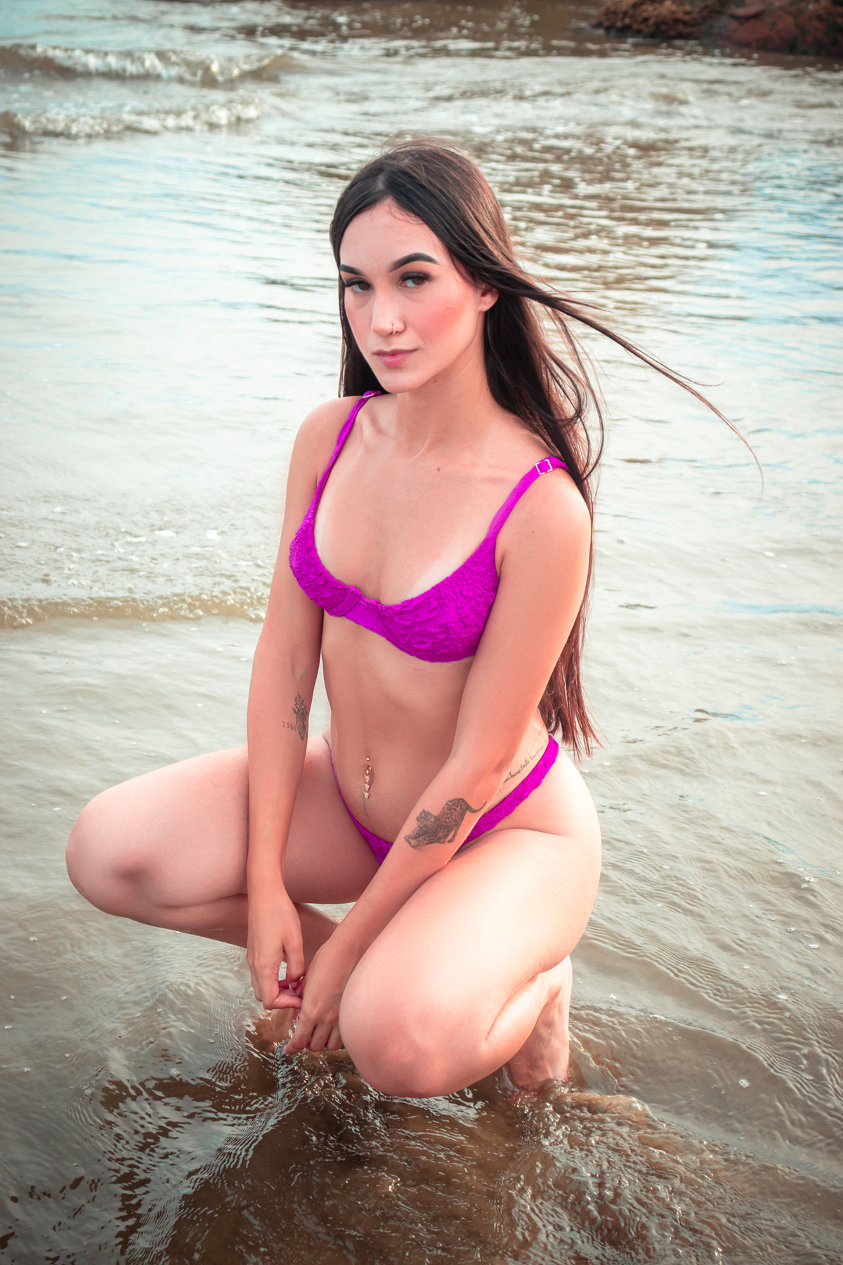 Ensaio feminino sensual na natureza em Praia dos Sonhos, Itanhaém - SP, litoral sul de São Paulo, por fotógrafo profissional Fernando Freire, especialista em Onlyfans e Privacy. Mulher de bikini na praia em fotografia sensual natural.