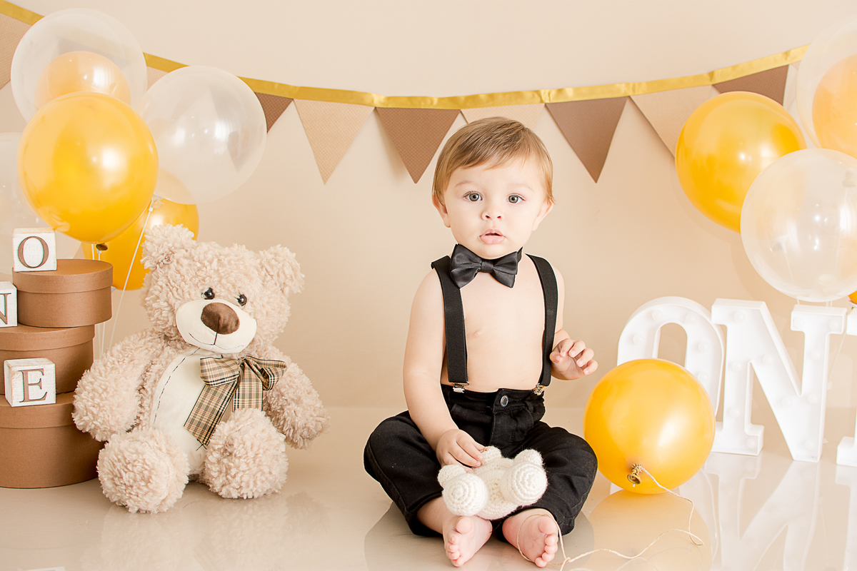 bebe brincando no ensaio smash the cake no estudio nailie lucchesi em são jose dos campos