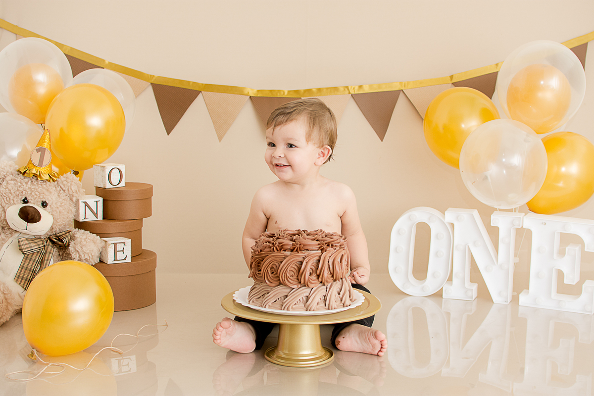 anthony sorrindo em seu ensaio smash the cake no estudio nailie lucchesi fotografia em são jose dos campos SP