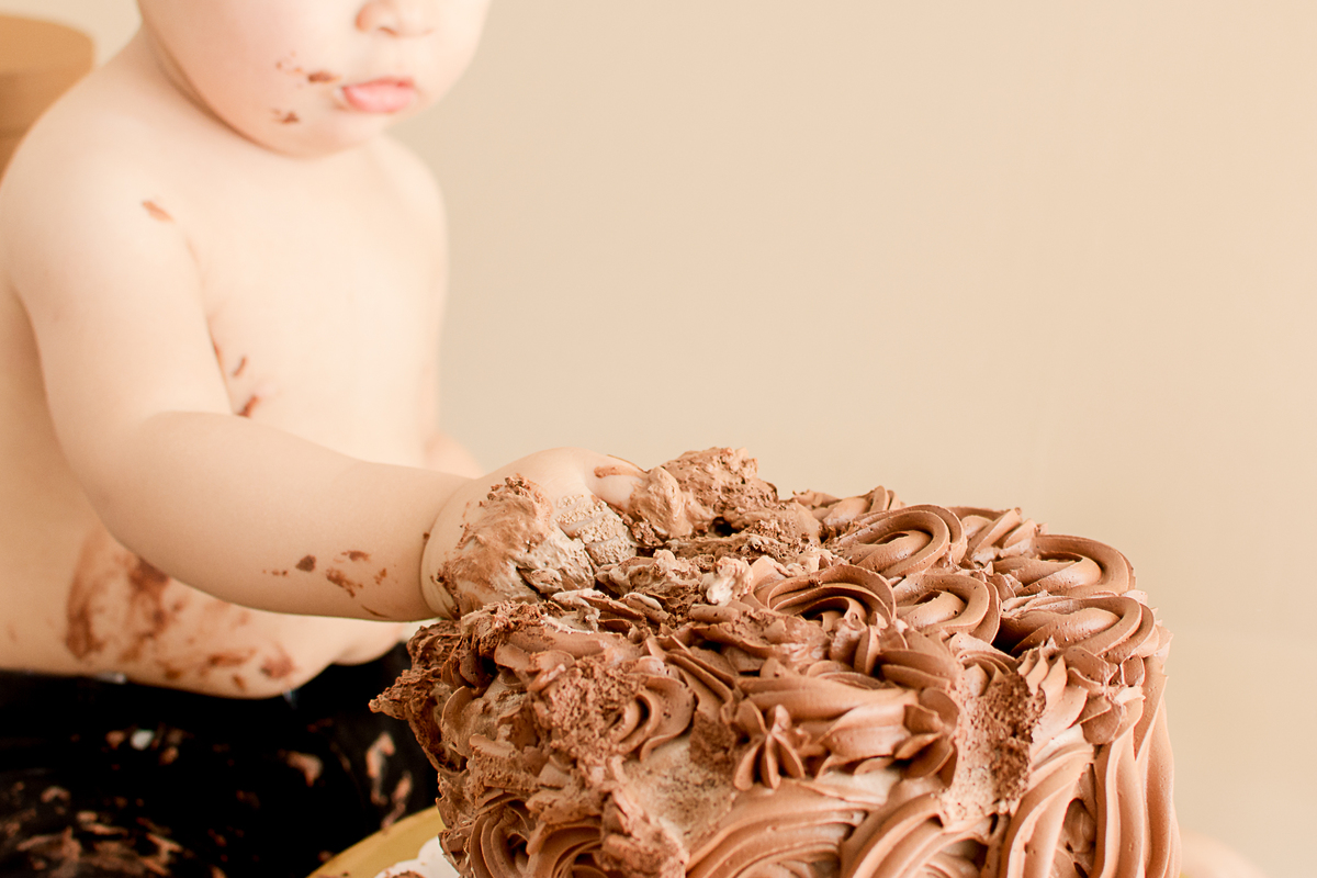 anthony todo sjo de bolo  de chocolate em seu ensaio smash the cake em são jose dos campos pela fotografa nailie lucchesi 
