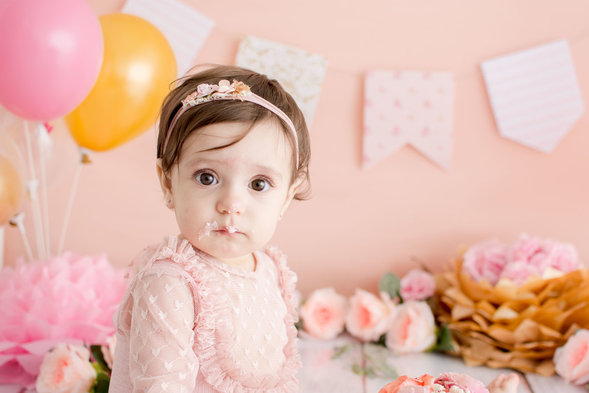 smash da alice, e ela brinca com o bolo em são jose dos campos são paulo pela fotografa nailie lucchesi