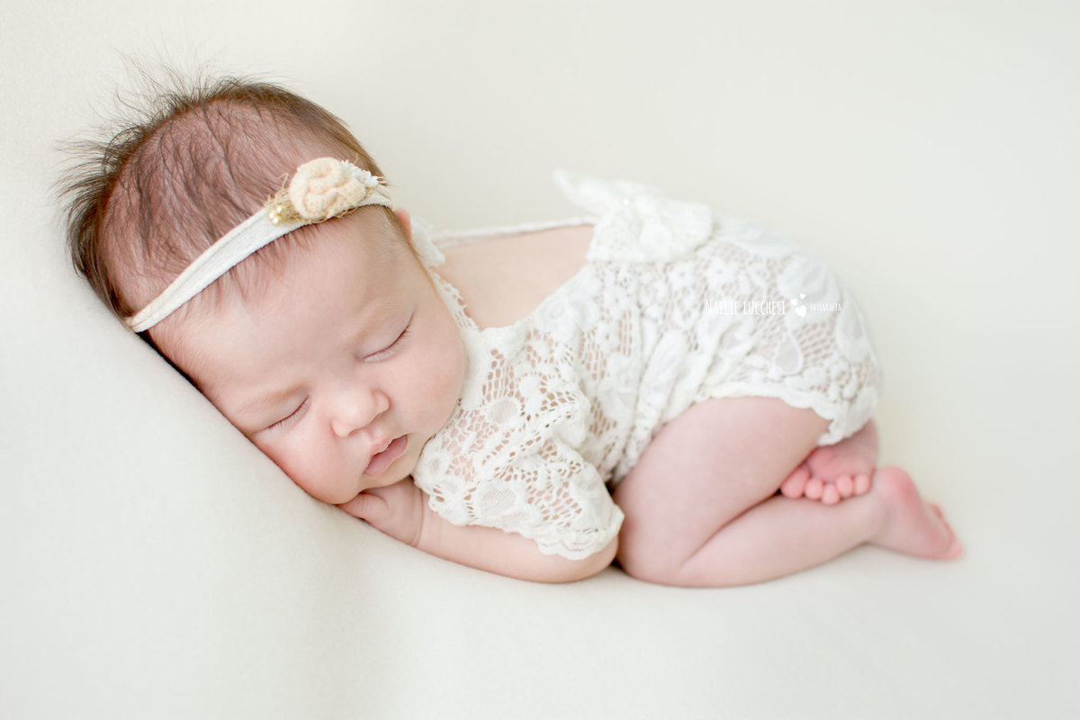 maitê em seu ensaio newborn em são jose dos campos SP no estudio de fotografia nailie lucchesi