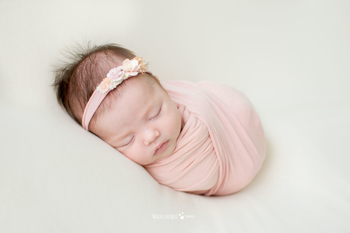 maitê em seu ensaio newborn em são jose dos campos SP no estudio de fotografia nailie lucchesi