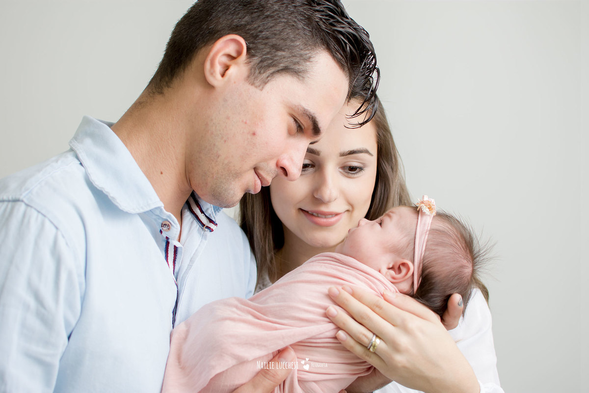 maitê em seu ensaio newborn em são jose dos campos SP no estudio de fotografia nailie lucchesi