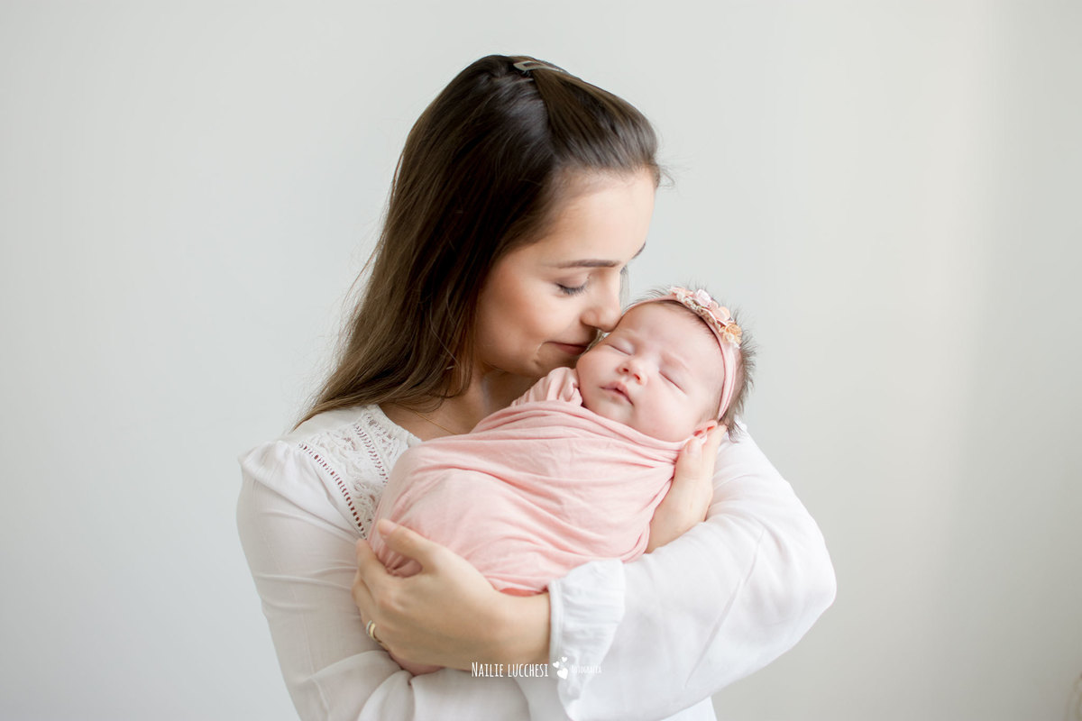 maitê em seu ensaio newborn em são jose dos campos SP no estudio de fotografia nailie lucchesi