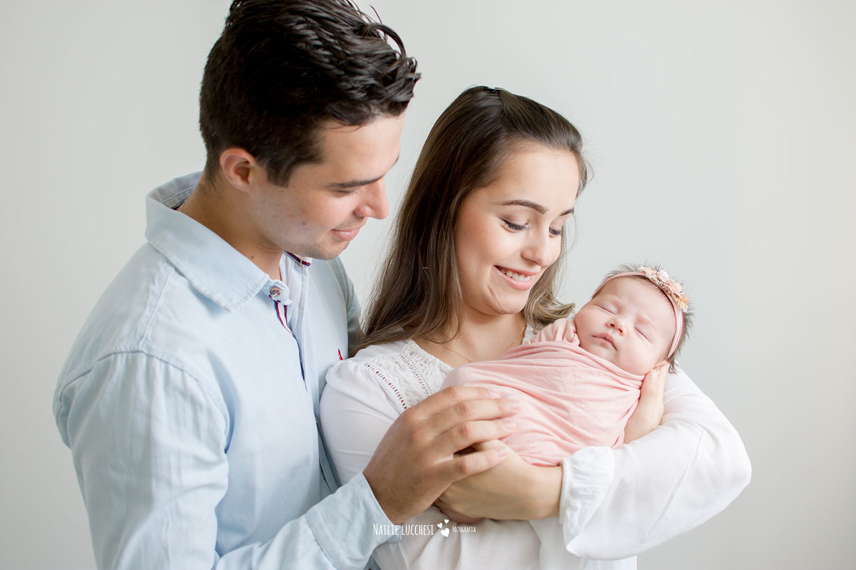 maitê em seu ensaio newborn em são jose dos campos SP no estudio de fotografia nailie lucchesi