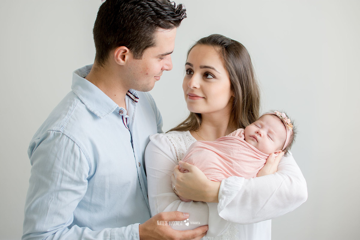 maitê em seu ensaio newborn em são jose dos campos SP no estudio de fotografia nailie lucchesi