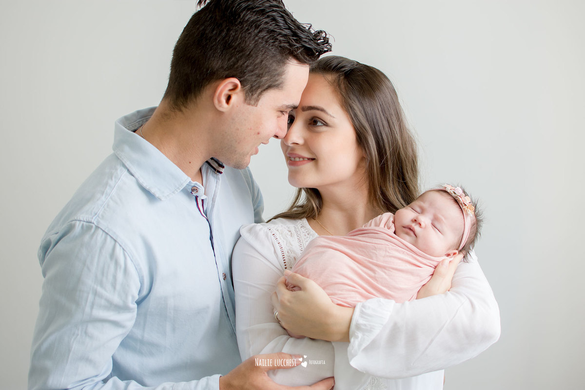 maitê em seu ensaio newborn em são jose dos campos SP no estudio de fotografia nailie lucchesi