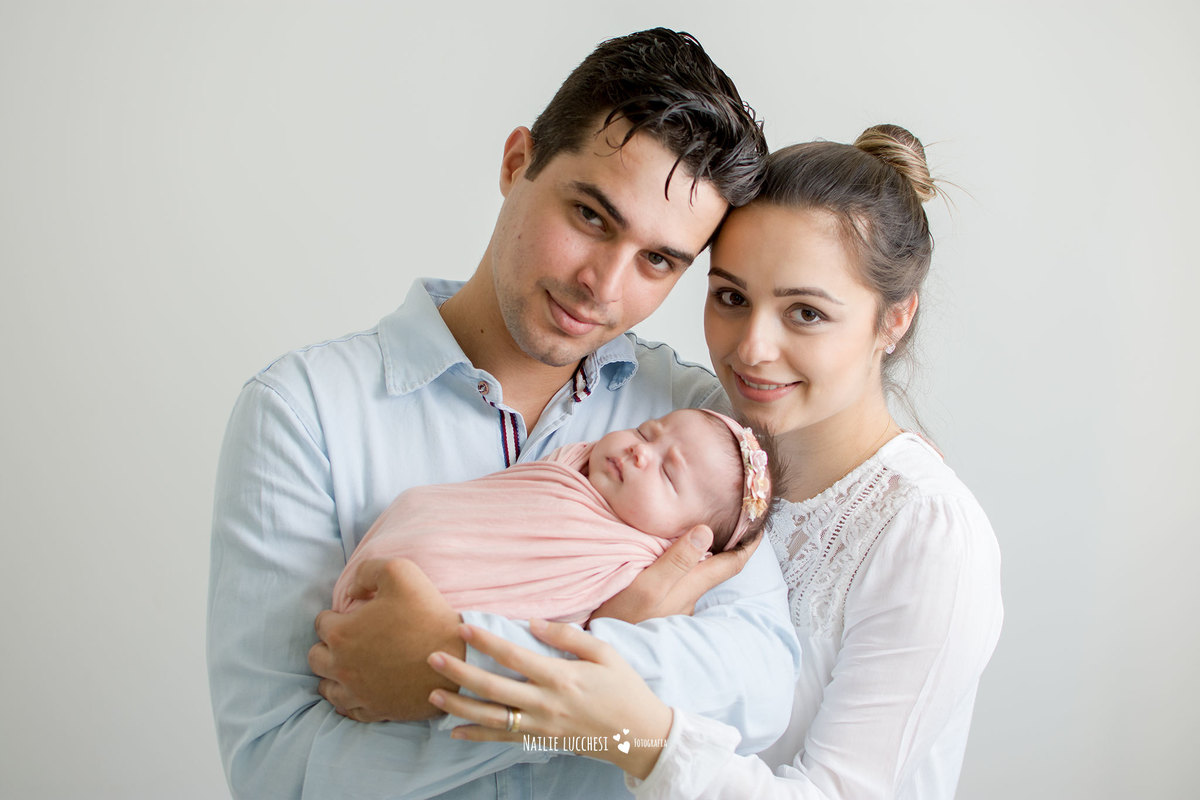 maitê em seu ensaio newborn em são jose dos campos SP no estudio de fotografia nailie lucchesi