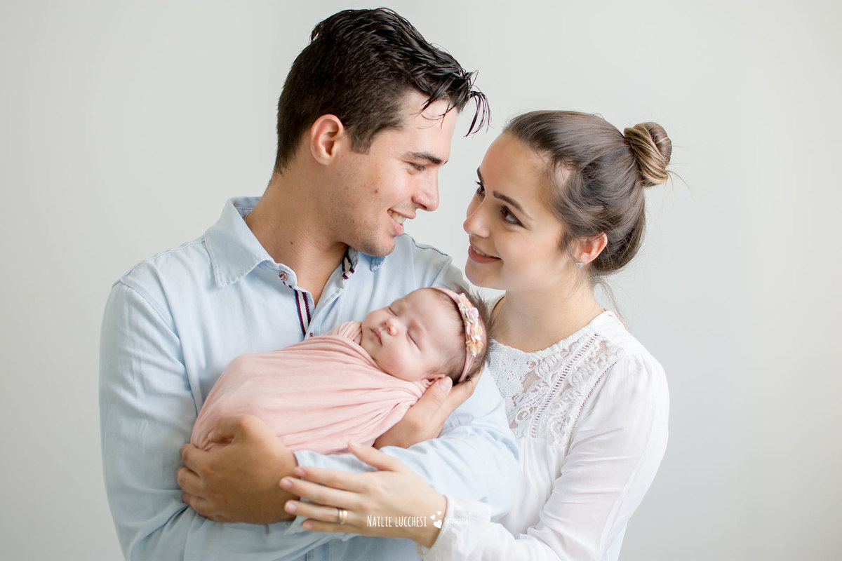 maitê em seu ensaio newborn em são jose dos campos SP no estudio de fotografia nailie lucchesi