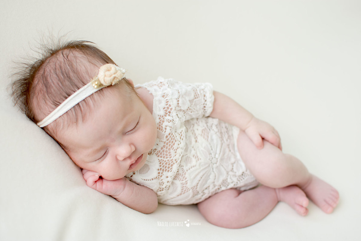 maitê em seu ensaio newborn em são jose dos campos SP no estudio de fotografia nailie lucchesi