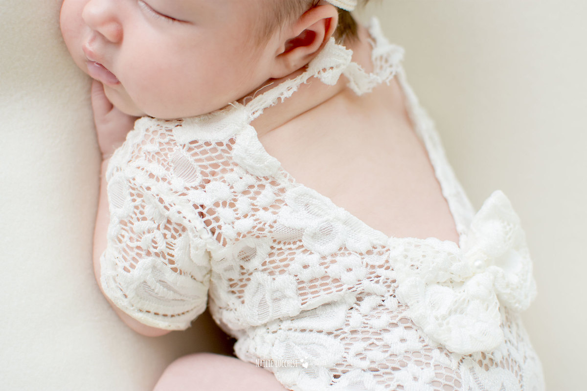 maitê em seu ensaio newborn em são jose dos campos SP no estudio de fotografia nailie lucchesi